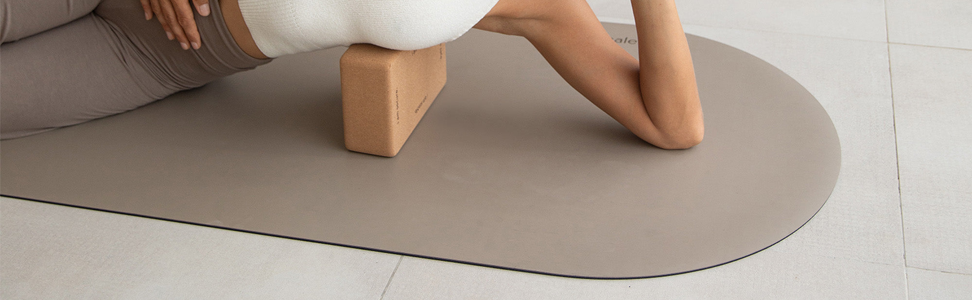 ovale Yogamatte beige mit Person