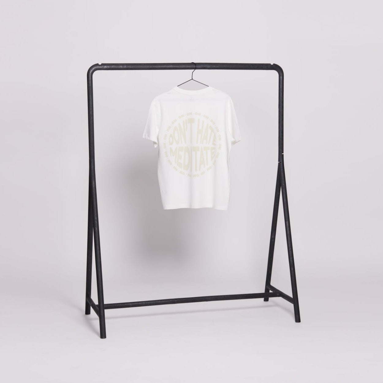 unisex t-shirt „dont’t hate meditate“ - organic/off white/relaxed fit