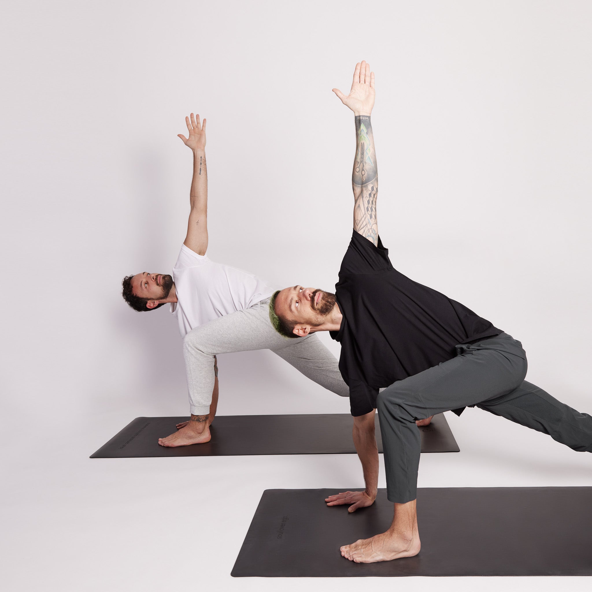 ultra rutschfeste yogamatte 4 mm schwarz mit zwei männern, die yoga praktizieren