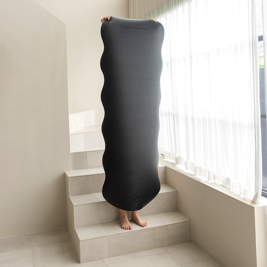 Frau hält Flow Mat hoch