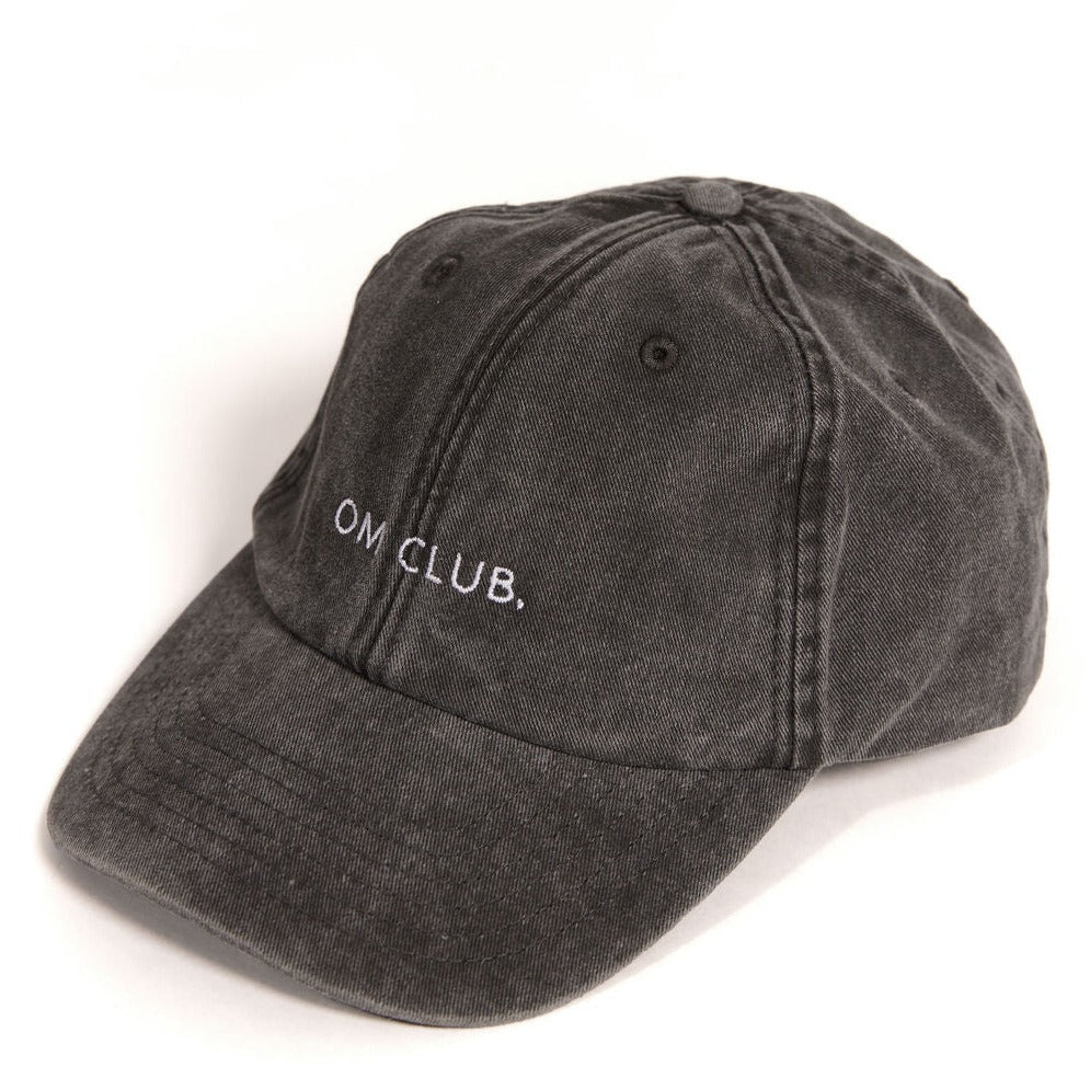 schwarze kappe mit stick "om club."