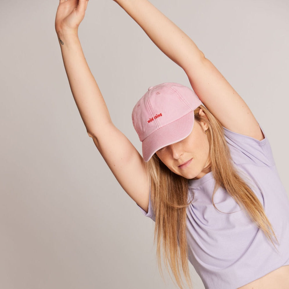 rosa kappe mit stick "wild thing" von person getragen