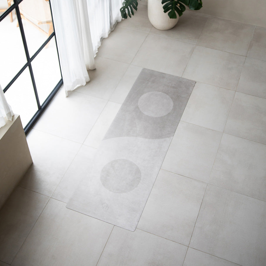 one mantra reise-yogamatte beige
yin & yang symbol