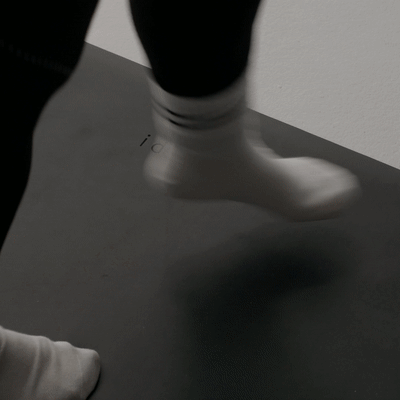 Bewegtes Bild einer Person, die Yoga praktiziert