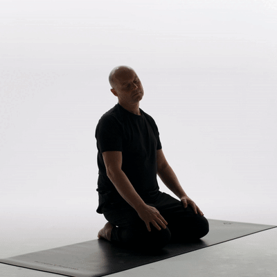Bewegtes Bild einer Meditierenden Person auf einer Matte