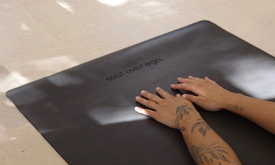hände auf one mantra yogamatte schwarz 4mm