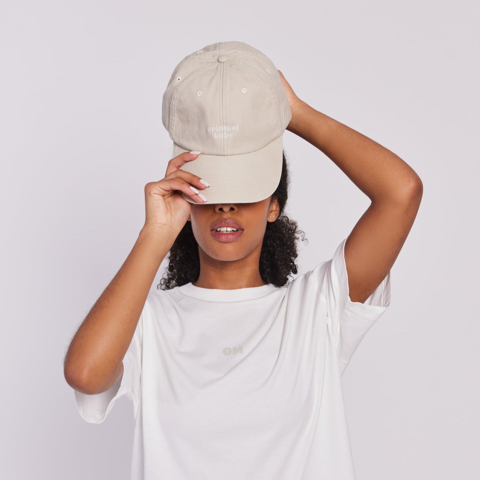beige kappe mit stick "spiritual babe" von person getragen