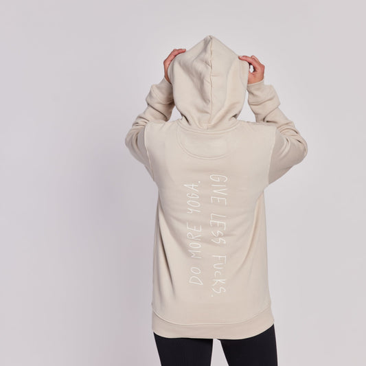 unisex hoodie „do more yoga. give less fucks.“ - organic/desert dust/medium fit