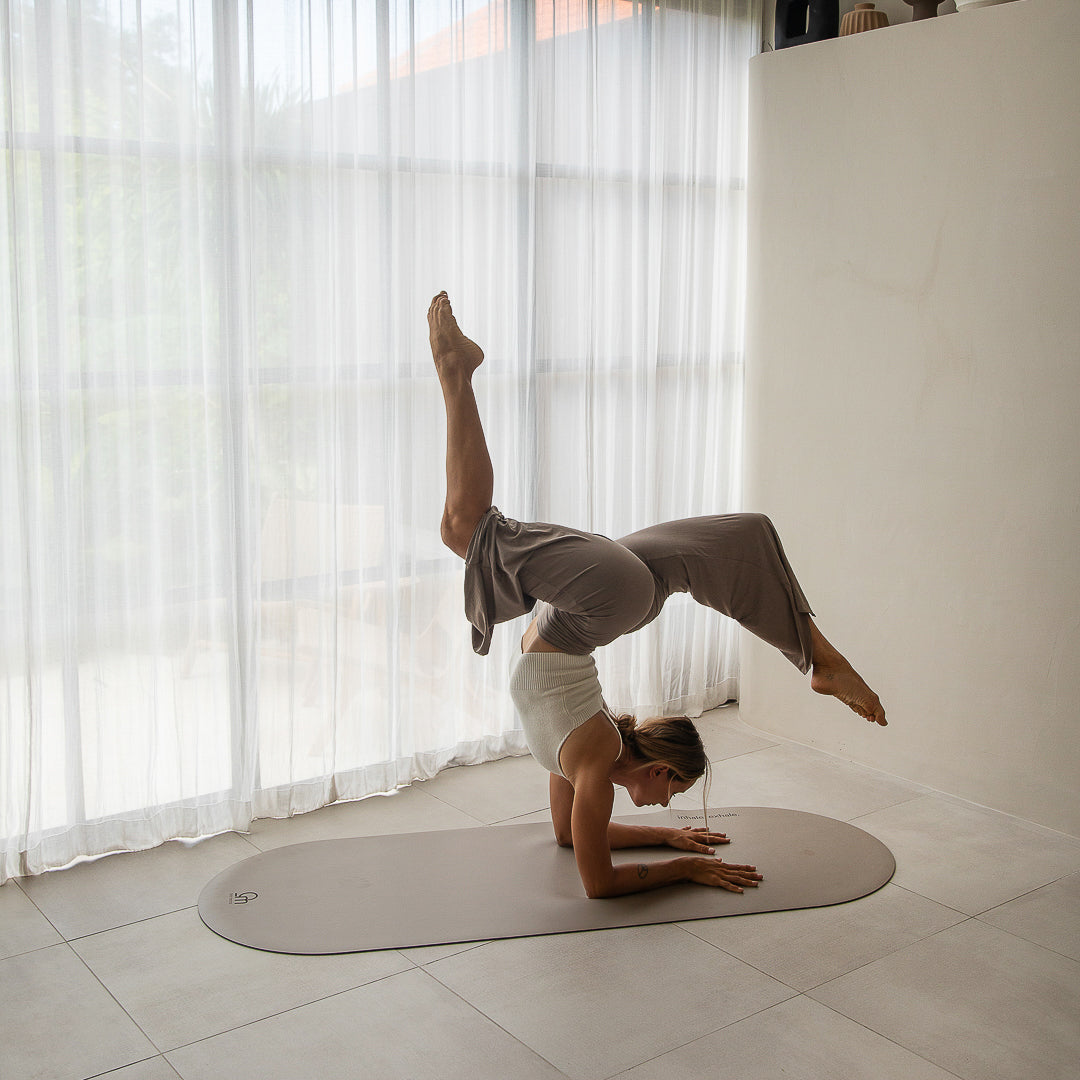 beige Yogamatte ultra rutschfest mit Person