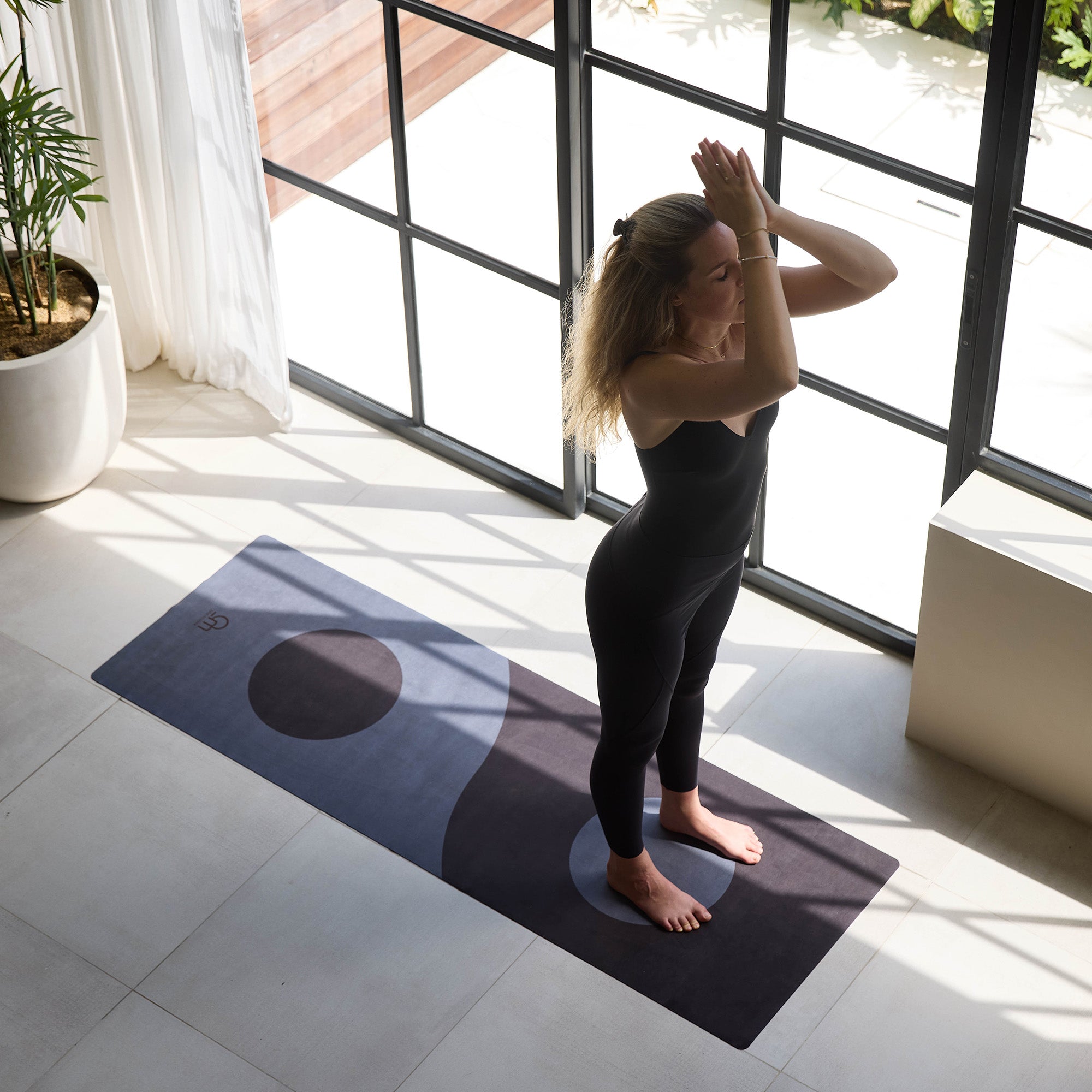 frau auf dünner reise yogamatte 