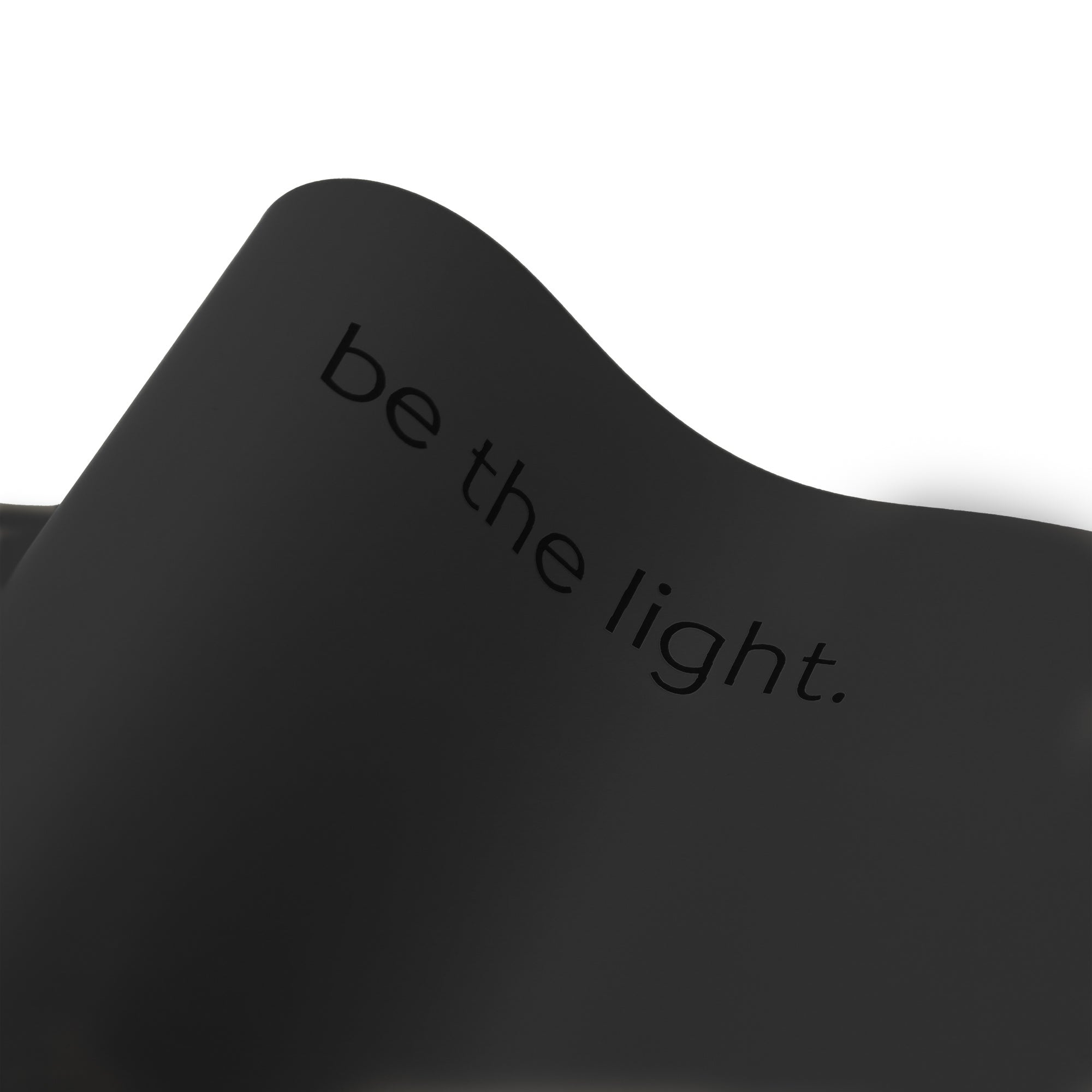 Detailfoto von Mantra auf ultra rutschfester Yogamatte schwarz