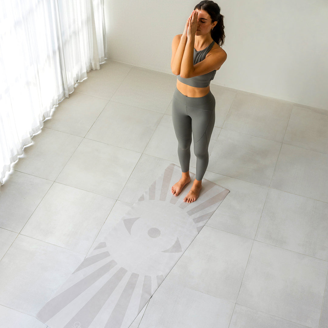 Frau macht Yoga auf Third Eye Mat beige