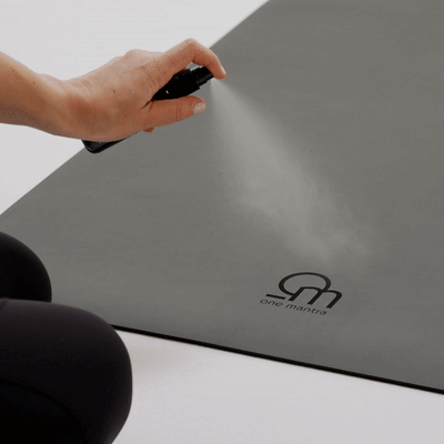 Bewegtes Bild der Anwendung des Yoga Matten Reinigers